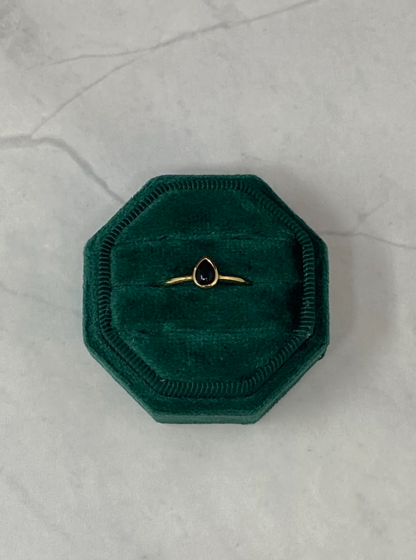 Yellow Gold Pear Onyx Ring