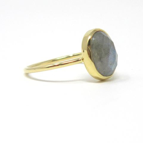 Yellow gold oval labradorite ringa