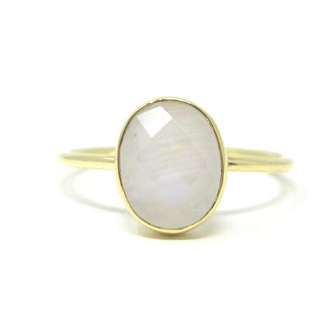 Yellow gold oval moonstone ring