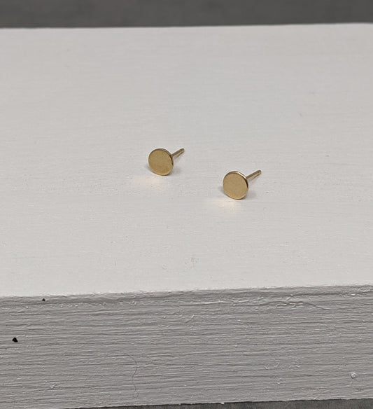 yellow gold round stud earrings
